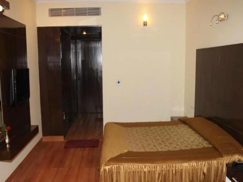 Hotel Vaibhav Varanasi Exterior photo